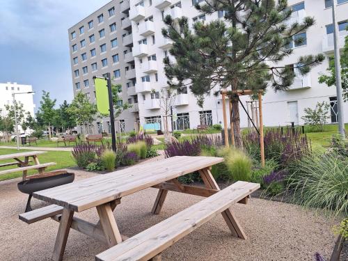Κήπος έξω από το Large 75 m2 Apartment next to Airport - Free Parking