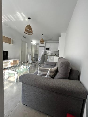 een woonkamer met een bank en een eetkamer bij AM DEL SOL in Fuengirola