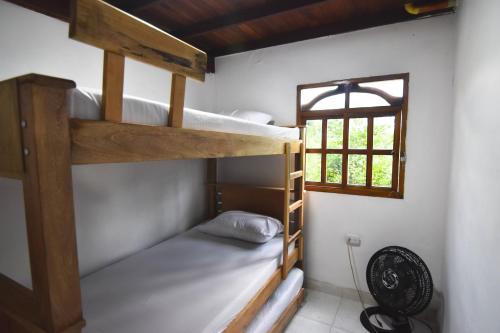 Zimmer mit 2 Etagenbetten und einem Fenster in der Unterkunft casa mirador honduras in Puerto Triunfo