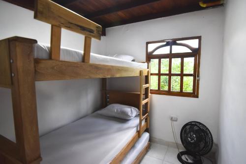a room with two bunk beds and a window at casa mirador honduras in Puerto Triunfo