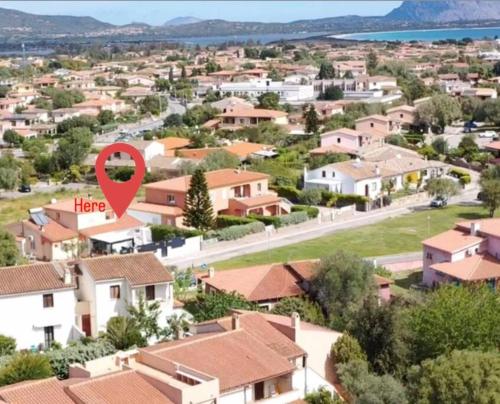 a house with a heart sign in a suburb at Comoda villetta con giardino in San Teodoro