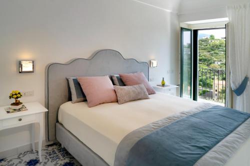 Postel nebo postele na pokoji v ubytování Suites in the Amalfi Coast - GuestHouse with Terrace near Amalfi - Breathtaking View of Ravello