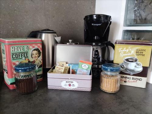 um balcão com uma caixa de café e outros alimentos em Casa Bonatti em Peschiera del Garda
