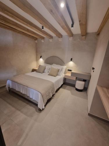 um quarto grande com uma cama grande e uma mesa em Old Town Olive Studio Apartment em Dubrovnik