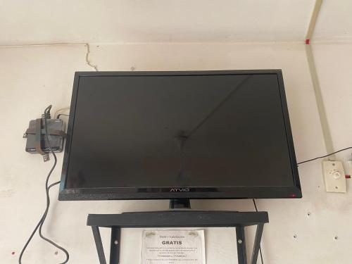 un televisor de pantalla plana sentado en un puesto negro en Palmas, en Cuernavaca