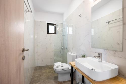 biała łazienka z umywalką i toaletą w obiekcie Luxury Villas In Nopigia With A Private Pool - Isabel Artemis w mieście Nopíyia