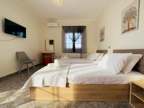 1 dormitorio con 2 camas y ventana en Almyriki Apartment, en Ierissos