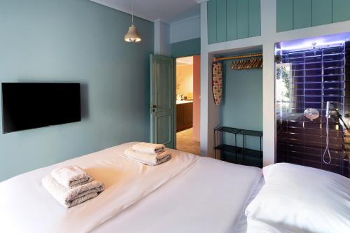 ein Schlafzimmer mit einem Bett mit Handtüchern darauf in der Unterkunft Secret Garden Downtown in Athen