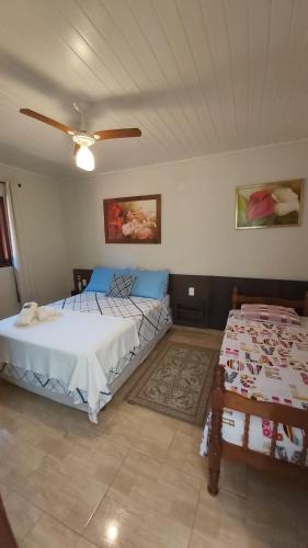 1 dormitorio con 2 camas y techo en Pousada Sítio Val Paraíso, en Sana