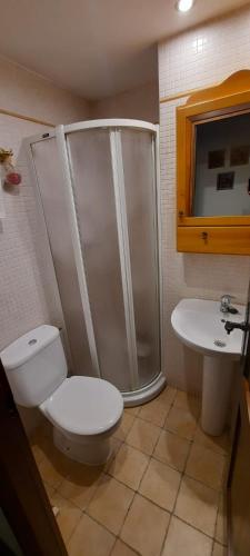a bathroom with a shower and a toilet and a sink at Apto. Edificio Lysandra, Anciles in Anciles