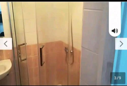 W łazience znajduje się szklana kabina prysznicowa i umywalka. w obiekcie Corralejo city beach w Corralejo