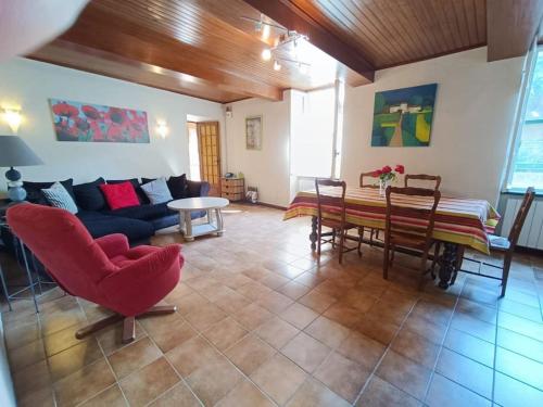 un salon avec un canapé et une table dans l'établissement Maison de village 8 couchages, à La Livinière
