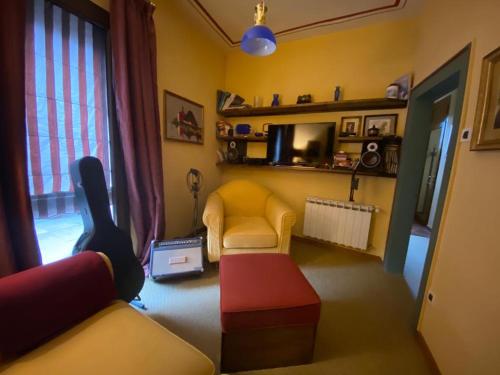- un salon avec un canapé et une chaise dans l'établissement Lodge Villa Maria, à Teolo