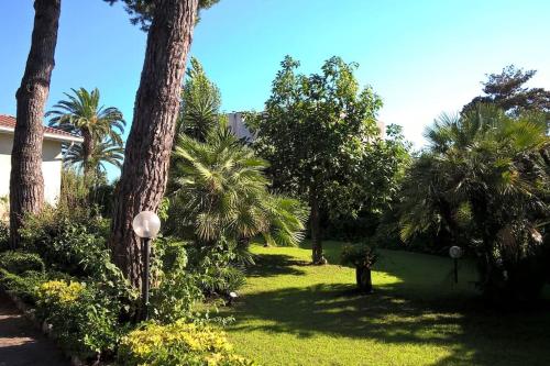 Jardin de l'établissement Grande villa a 100 m. dal mare