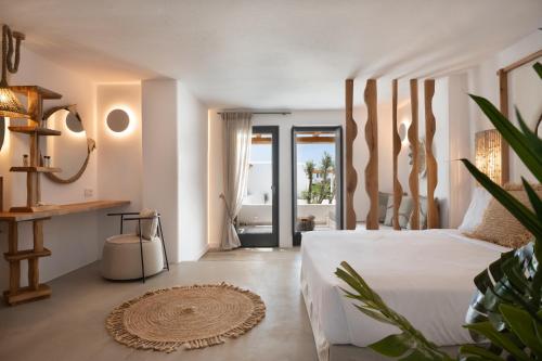 Postel nebo postele na pokoji v ubytování Kosmitis Suites & Villas