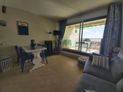 un salon avec un canapé et une table dans l'établissement Nouveau! Studio avec vue mer exceptionnelle, à La Grande Motte