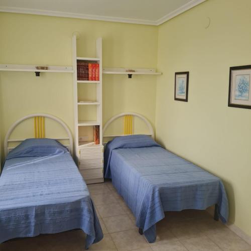 twee bedden naast elkaar in een kamer bij VILLA LIA in Vinarós