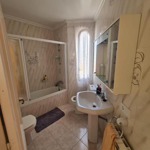 een badkamer met een wastafel, een bad en een toilet bij VILLA LIA in Vinarós