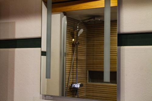 un reflejo de una ducha en una ventana en Holzhaus Wildsbergblick, 