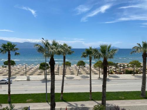 uma vista para uma rua com palmeiras e para a praia em Cactus Coastal: 3-Bedroom Condo II em Vlorë