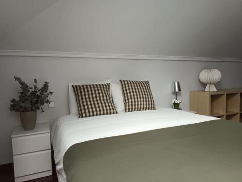 Łóżko lub łóżka w pokoju w obiekcie Ático luminoso con terraza