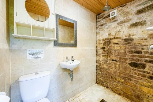 y baño con aseo y lavamanos. en Bramley Barn near Bath + Hot tub en Siston