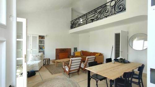 un salon avec une table et un canapé dans l'établissement Maison 6 personnes, Vue Mer avec jardin, barbecue, paddle, à Cassis
