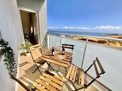 d'un balcon avec une table et des chaises donnant sur l'océan. dans l'établissement Chocolate Cream, à Bajamar