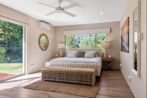 um quarto com uma cama e uma grande janela em Nala House - A Luxury Stay 