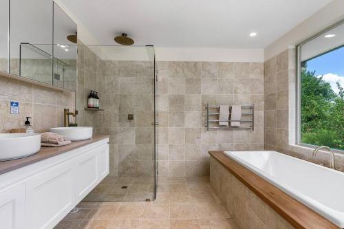 uma casa de banho com uma banheira, um lavatório e um chuveiro em Nala House - A Luxury Stay 