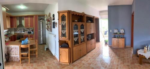 una cocina con un gran armario de madera y una mesa en LOGA PARALIA DIKELLA EVROs, en Mesimvría