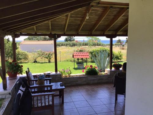 Jardín al aire libre en LOGA PARALIA DIKELLA EVROs