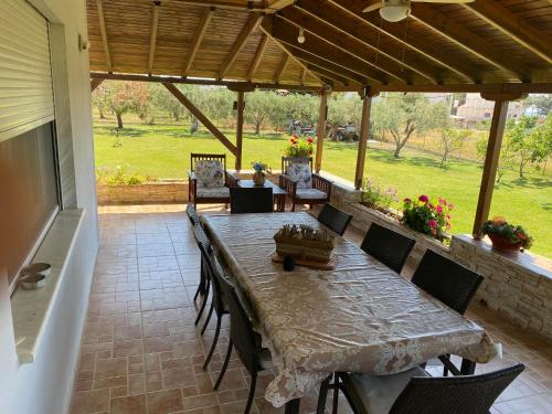 patio ze stołem i krzesłami na patio w obiekcie LOGA PARALIA DIKELLA EVROs w mieście Mesimvría
