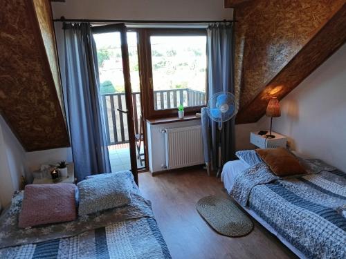 ein Schlafzimmer mit zwei Betten und einem Fenster in der Unterkunft Solorena in Junoszyno