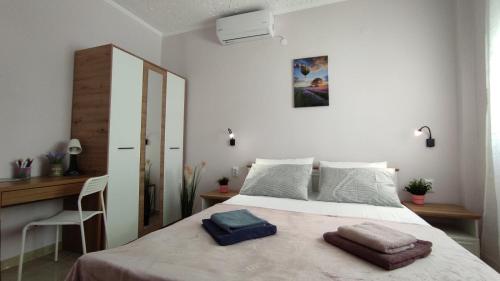 um quarto com uma cama com duas toalhas em Sea Esta 2 bedroom by the beach em Perea