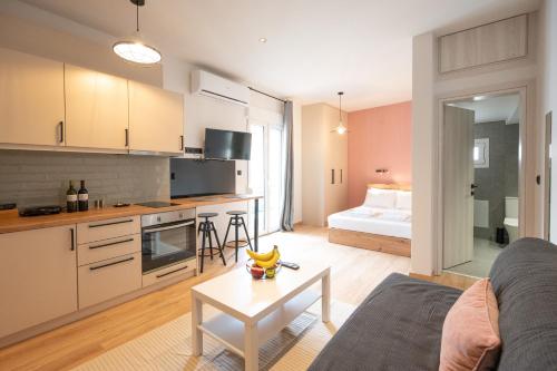 eine Küche und ein Wohnzimmer mit einem Sofa und einem Tisch in der Unterkunft Feelin' Good Apartment in Ioannina