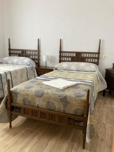 dos camas sentadas una al lado de la otra en una habitación en La Quesería, en Villaherreros