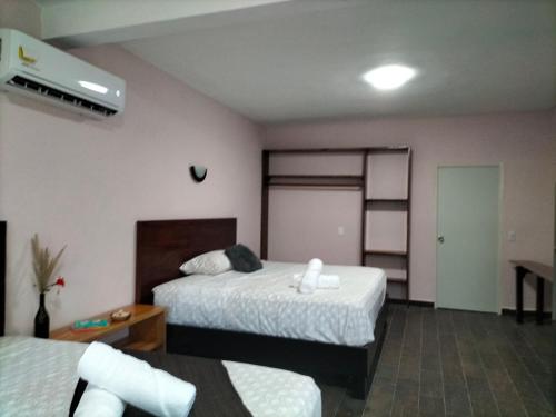 een hotelkamer met 2 bedden en een kamer bij Loft by Yuum Kiin Bacalar in Rancho Bacalar