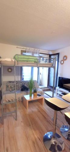 ein Wohnzimmer mit einem Etagenbett in einem Zimmer in der Unterkunft studio à cent mètres de l'océan. in Seignosse