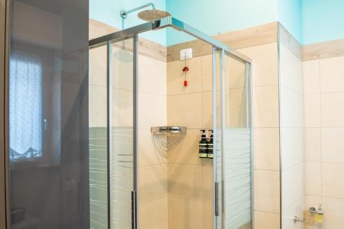 La salle de bains est pourvue d'une douche avec une porte en verre. dans l'établissement [near Orio center]2BR The quiet and relaxing house, à Azzano San Paolo