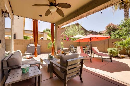 Χώρος καθιστικού στο Pool, Fire Pit and Grill Goodyear Home!