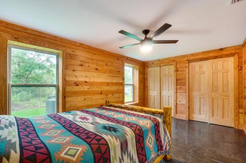 Osceolaにある3 Mi to Lake Harney Home on 6 Acres with Fire Pitのベッドと天井扇風機のある寝室