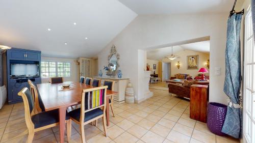 une cuisine et un salon avec une table et des chaises dans l'établissement Villa des Vagues, à Bretignolles-sur-Mer