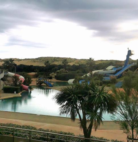 - une vue sur un parc aquatique avec un toboggan dans l'établissement studio 222 à cent mètres de l'océan, à Seignosse