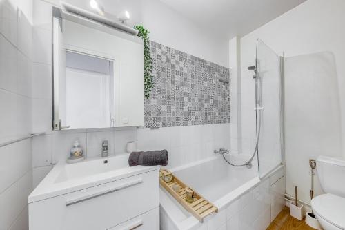 a white bathroom with a sink and a shower at Blue Dream - RER B&C - Netflix / Disney+/ Easy Check-in in Massy
