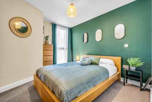 Llit o llits en una habitació de Serenity 2Bed Apartment - City Centre - Free Parking