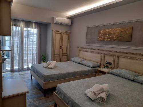 - une chambre avec 2 lits dans l'établissement tomas & maria rooms, à Neoi Poroi