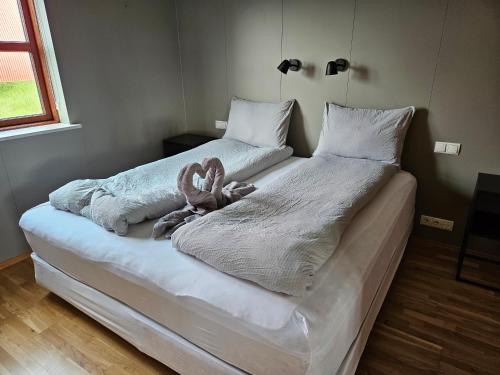 Una cama grande con una toalla encima. en Fíflholt, en Hvolsvöllur