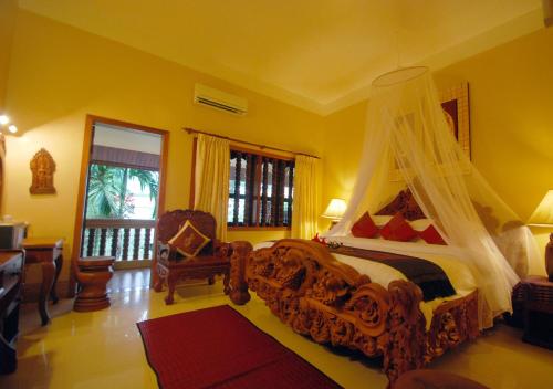 Tempat tidur dalam kamar di Shining Angkor Boutique Hotel