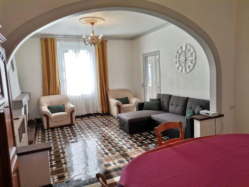 Grande maison de ville 120 m2 veranda et jardin.